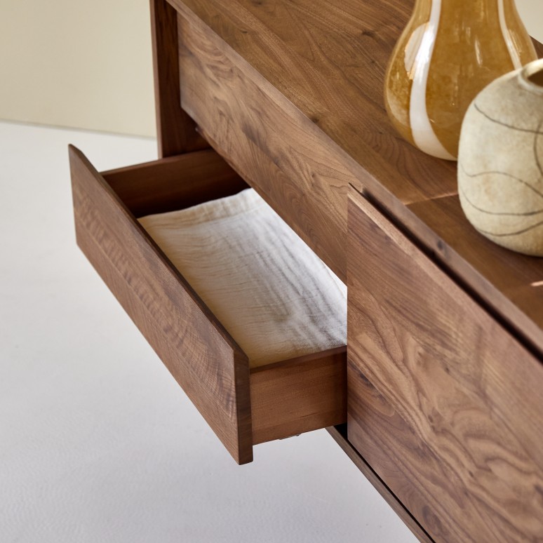 Esmée - TV Schrank aus massivem Nussbaum 130 cm