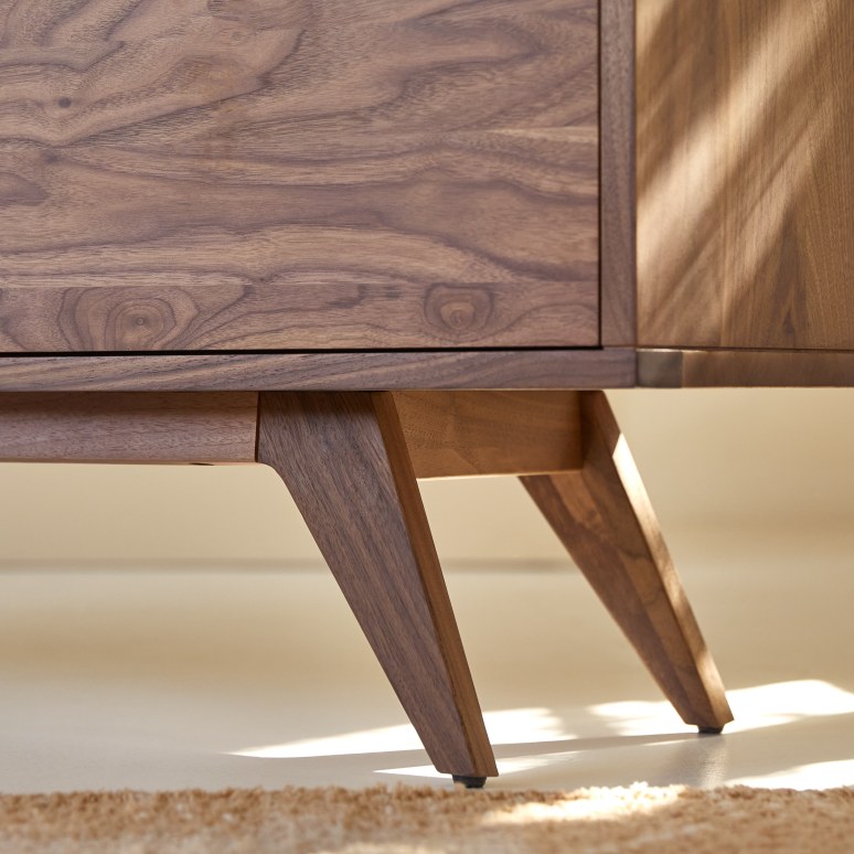 Esmée - TV Schrank aus massivem Nussbaum 130 cm