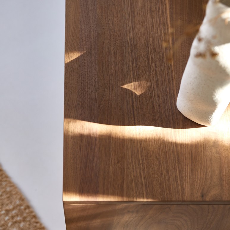 Esmée - Mueble para TV de nogal macizo de 130 cm