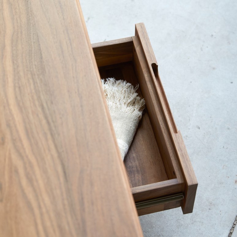 Arto - TV Schrank aus massivem Nussbaum 180 cm