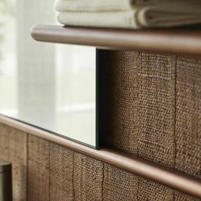 Félicie - Scaffale con specchio in legno di noce e ottone