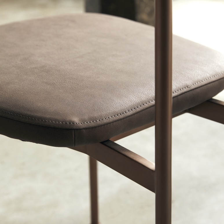 Yutapi - Chaise Mohawk choco en chêne massif