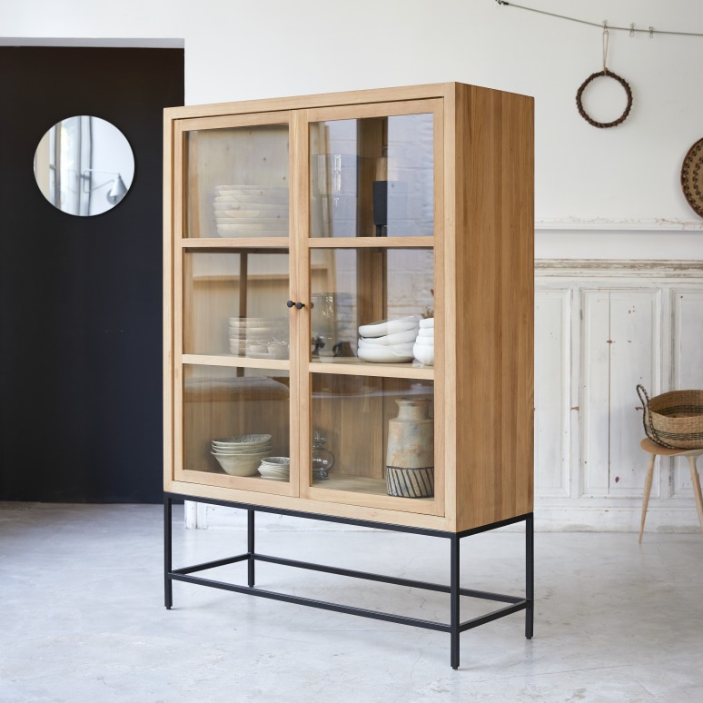 Babeth - Hoher Vitrinenschrank aus massivem Teakholz