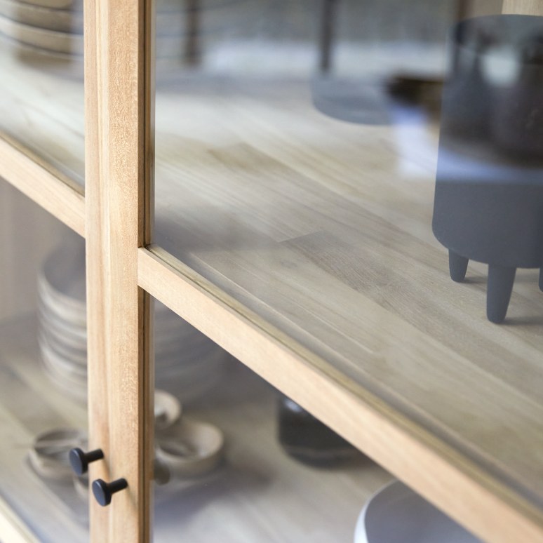 Babeth - Hoher Vitrinenschrank aus massivem Teakholz