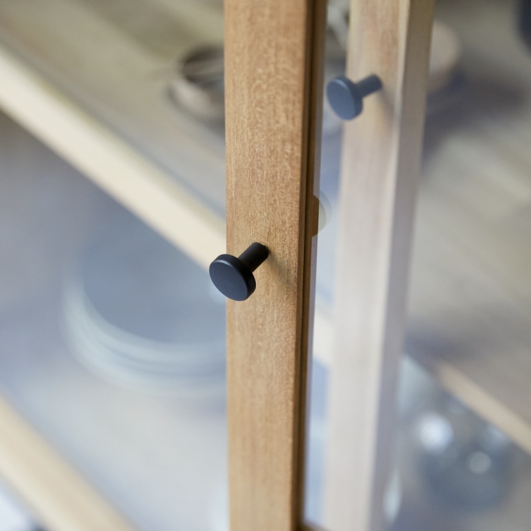 Babeth - Hoher Vitrinenschrank aus massivem Teakholz