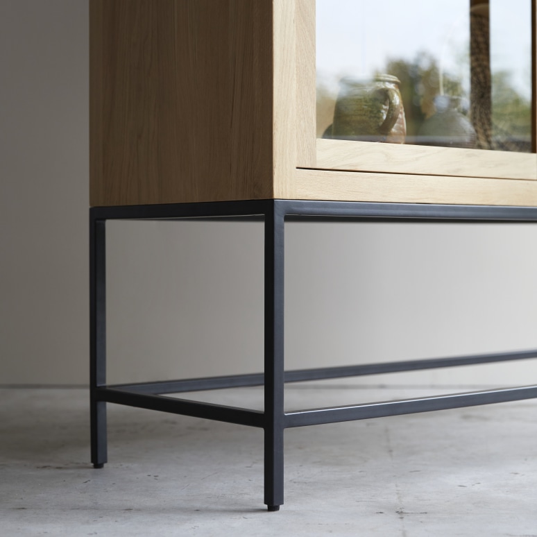 Babeth - Hoher Vitrinenschrank aus massivem Eiche