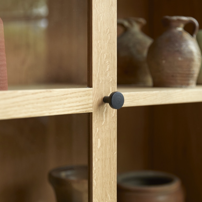 Babeth - Niedriger Vitrinenschrank aus massiver Eiche