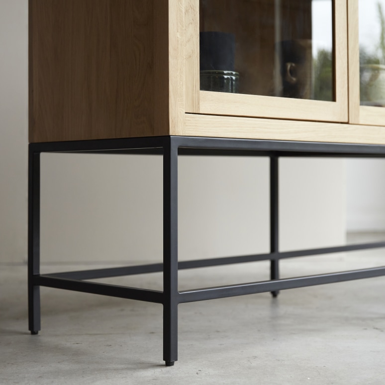 Babeth - Niedriger Vitrinenschrank aus massiver Eiche