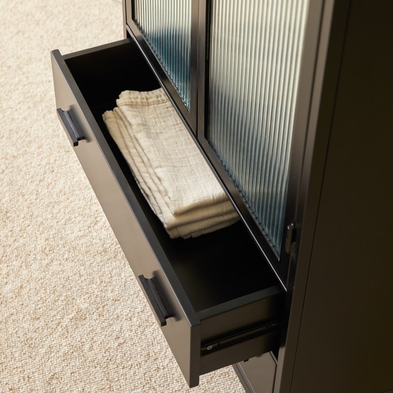 Emil - Hohe Vitrinenschrank aus Metall