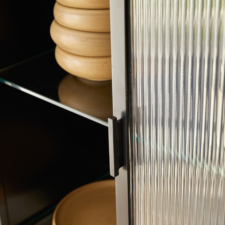 Emil - Hohe Vitrinenschrank aus Metall