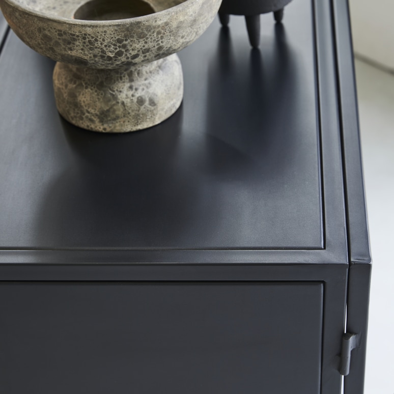 Emil - Niedriger Vitrinenschrank aus Metall