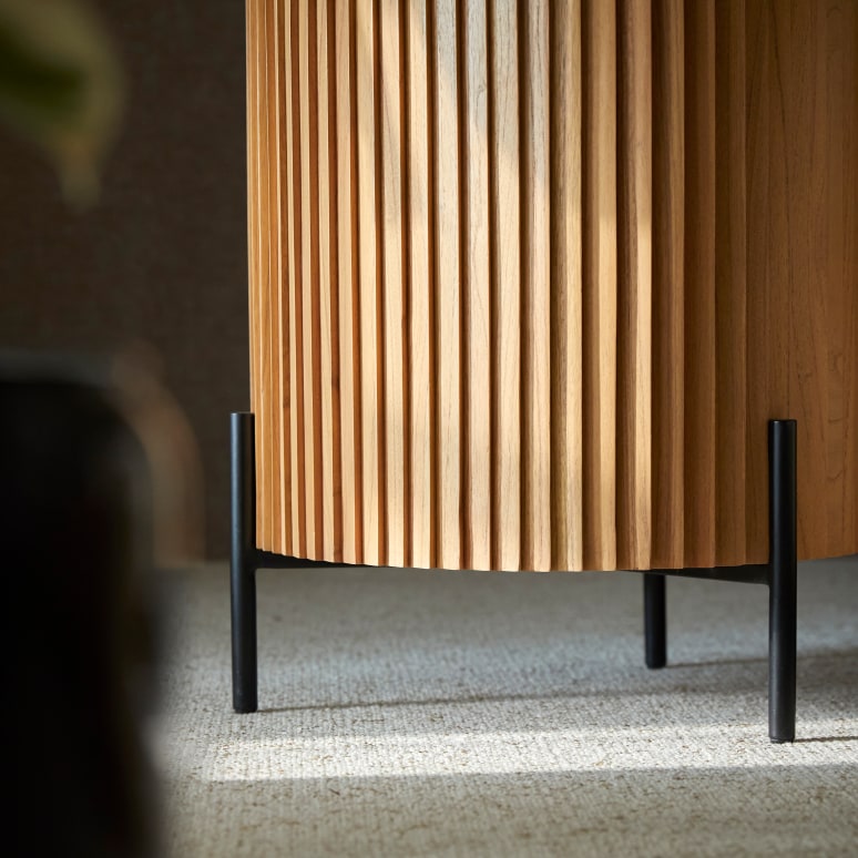 Lou - Bedside table in solid mindi 