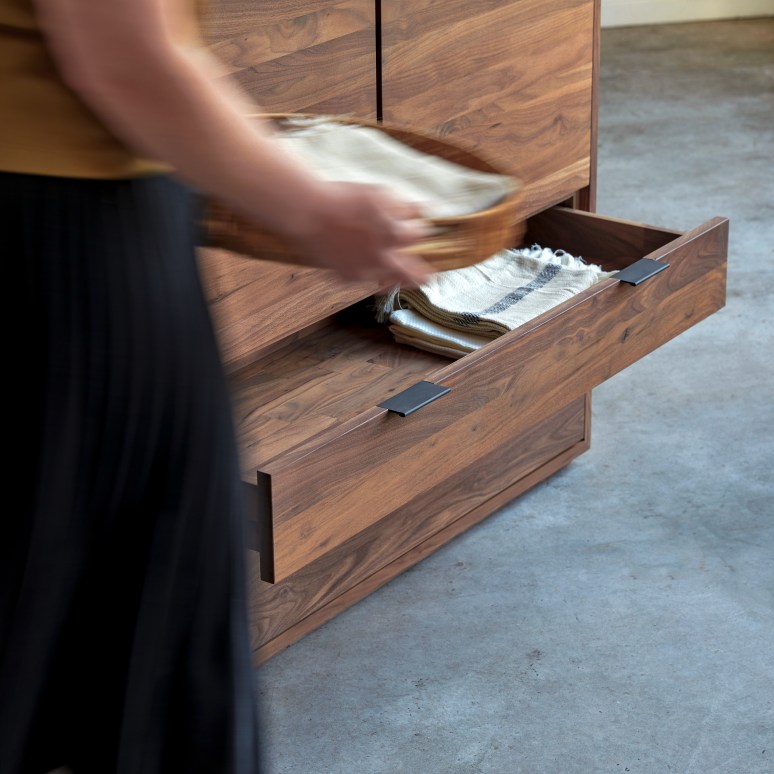 Senson - Schrank aus massivem Nussbaum