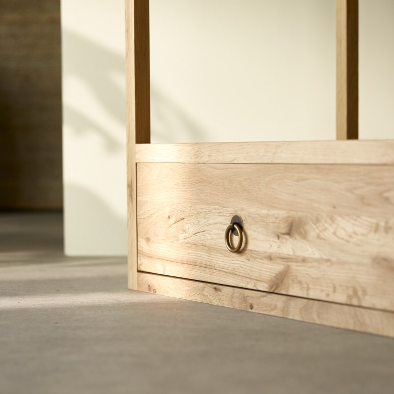 Clovis - Bijzettafel van massief eikenhout met 1 lade