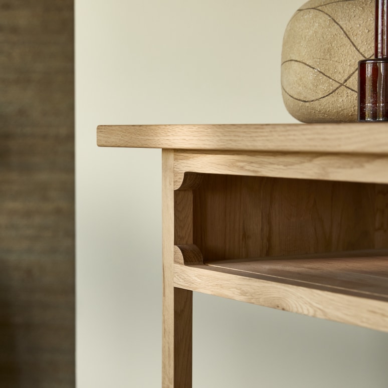 Clovis - Bijzettafel van massief eikenhout met 1 lade