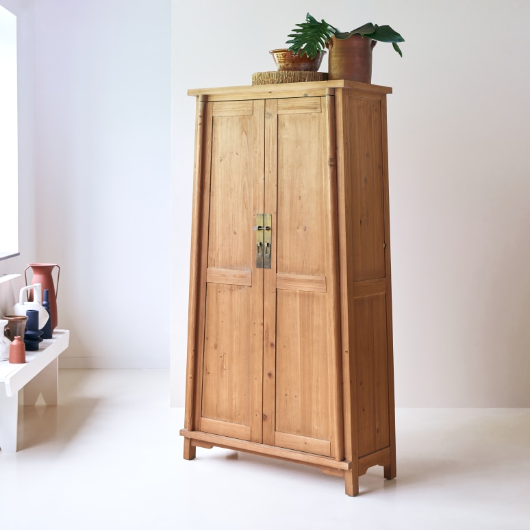 Yuki - Garderobenschrank aus recycelter Massivkiefer