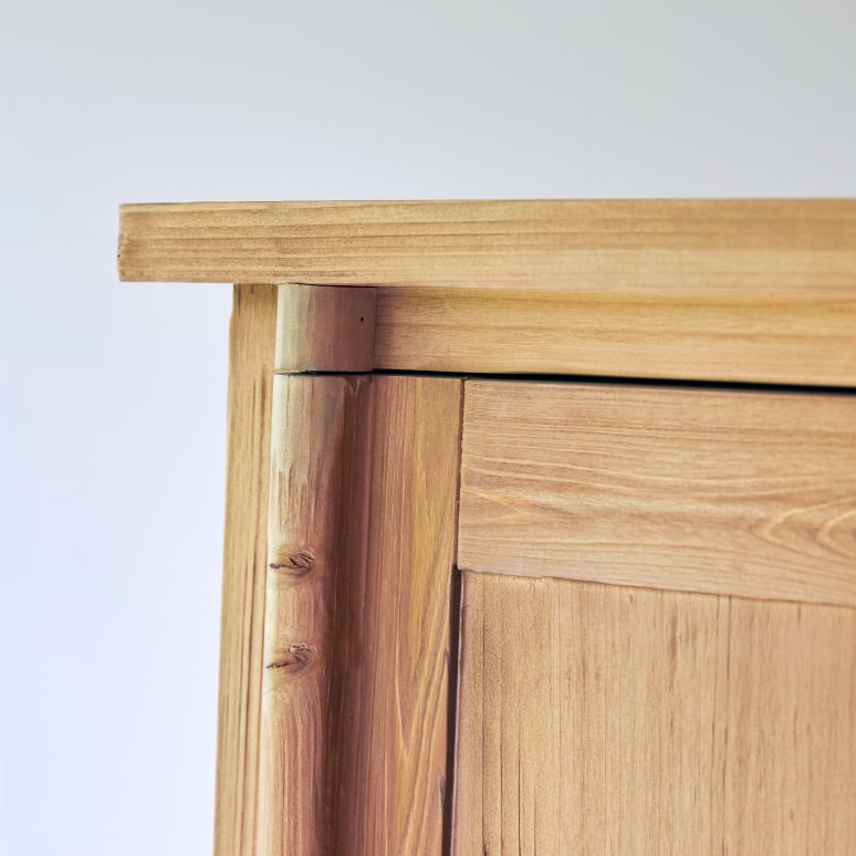 Yuki - Armoire en pin massif recyclé
