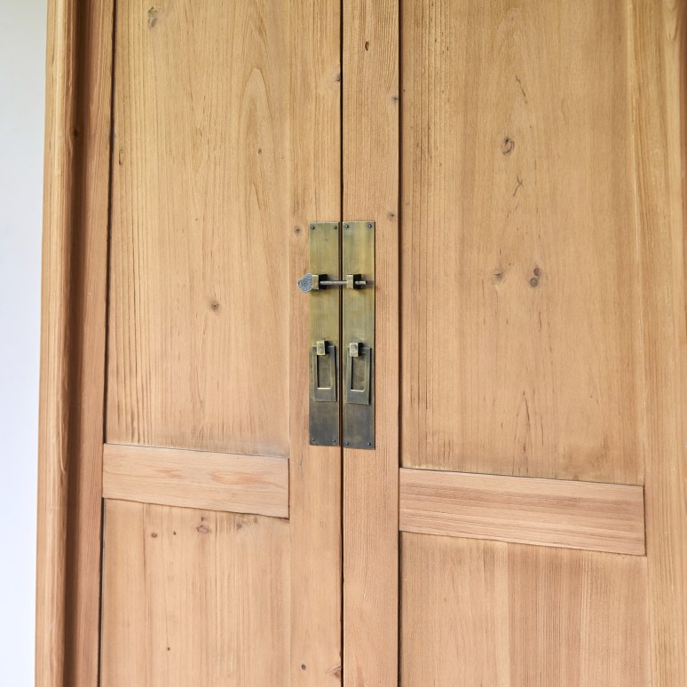 Yuki - Armoire d'entrée en pin massif recyclé