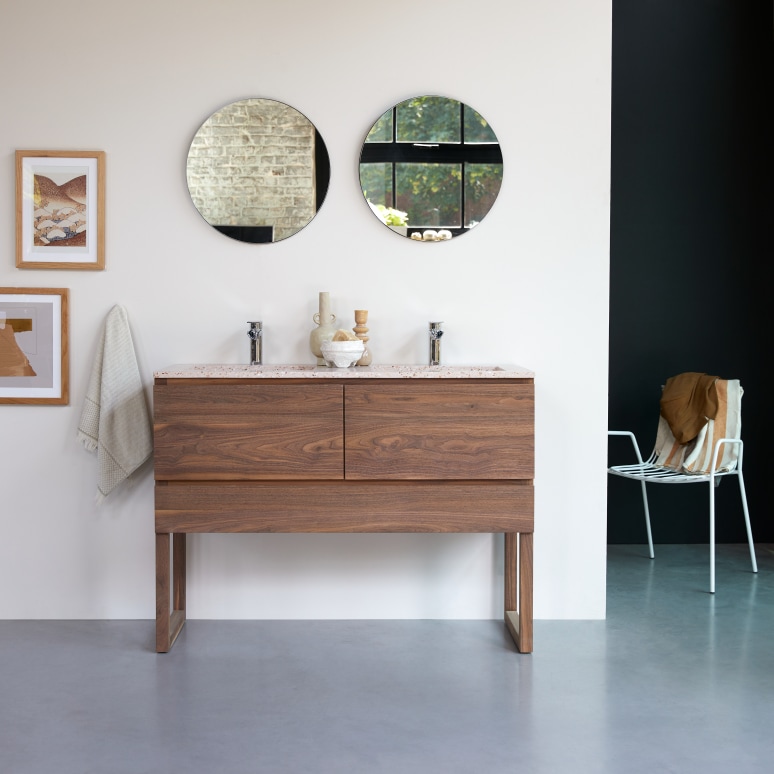 Edgar - Badezimmerschrank aus Nussbaum massiv und rosa Premium-Terrazzo 120 cm