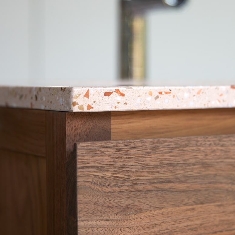 Edgar - Badezimmerschrank aus Nussbaum massiv und rosa Premium-Terrazzo 120 cm