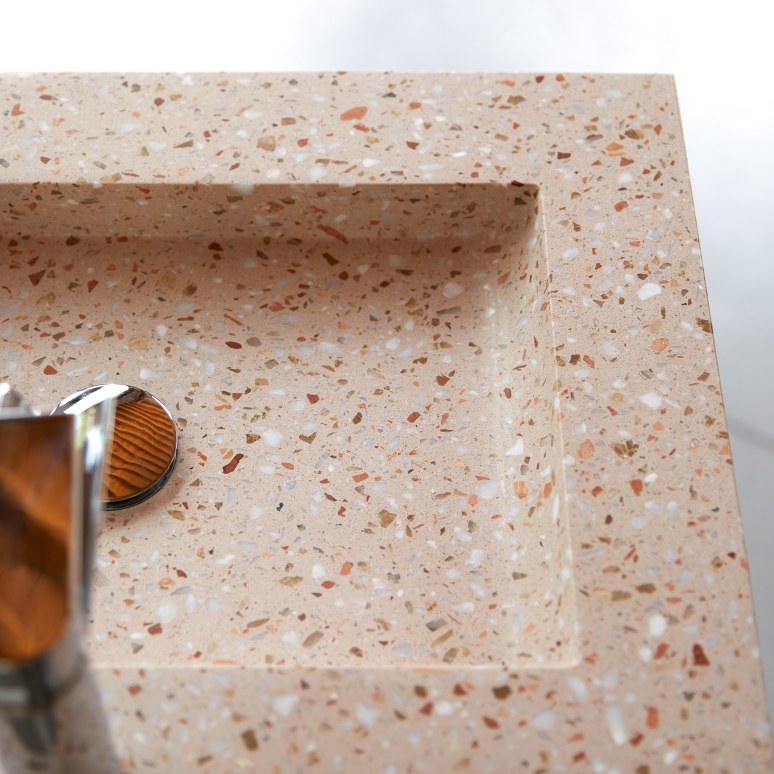 Edgar - Badezimmerschrank aus Nussbaum massiv und rosa Premium-Terrazzo 120 cm