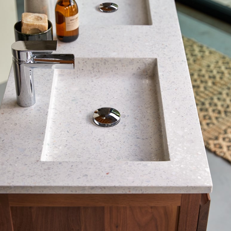 Edgar - Badezimmerschrank aus Nussbaum massiv und Premium-Terrazzo Moon 120 cm