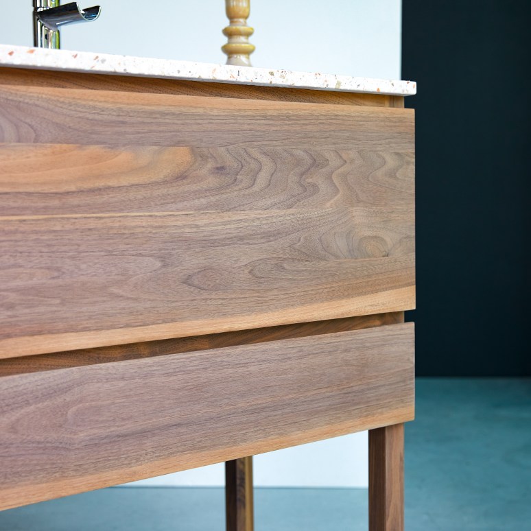 Edgar - Mobile per il bagno in legno di noce massello e terrazzo premium pink 80 cm