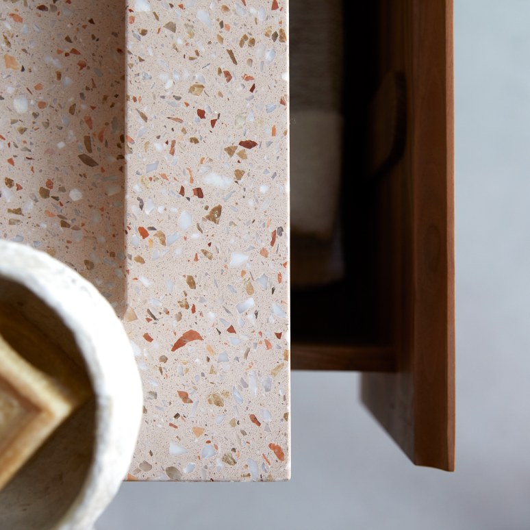 Edgar - Mueble de baño de nogal macizo y terrazo prémium Pink de 80 cm