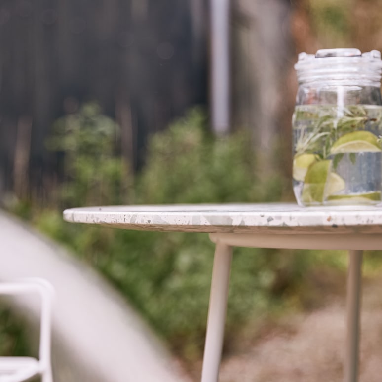 Elio - Tavolo rotondo da giardino in battuto di terrazzo premium e metallo green, 4 persone