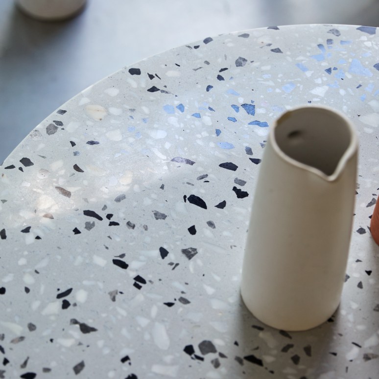 Elio - Ronde tafel van premium terrazzo en wit metaal voor 4 personen