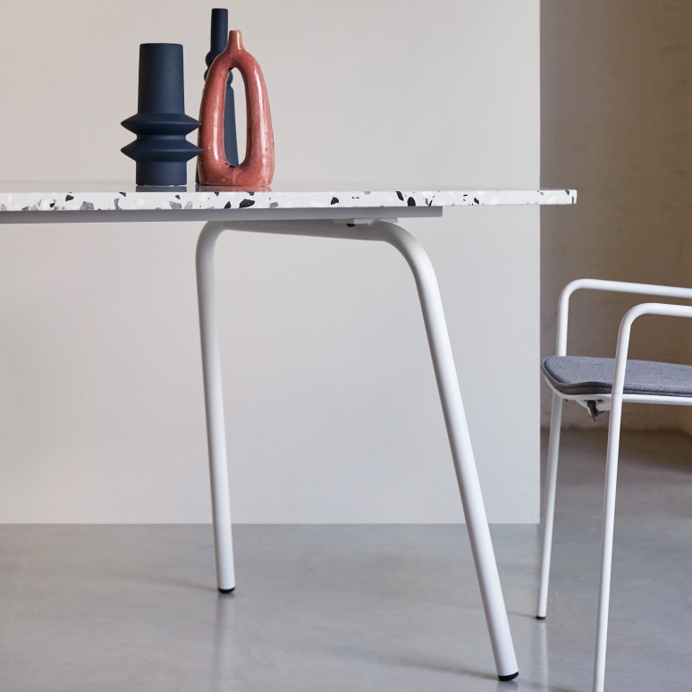 Elio - Tavolo rettangolare in battuto di terrazzo premium e metallo white, 4-6 persone