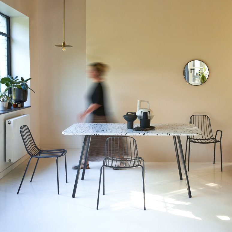 Elio - Tavolo rettangolare in battuto di terrazzo premium e metallo grey, 4-6 persone