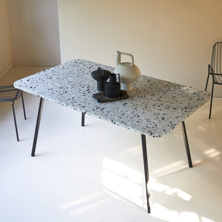 Elio - Tavolo rettangolare in battuto di terrazzo premium e metallo grey, 4-6 persone