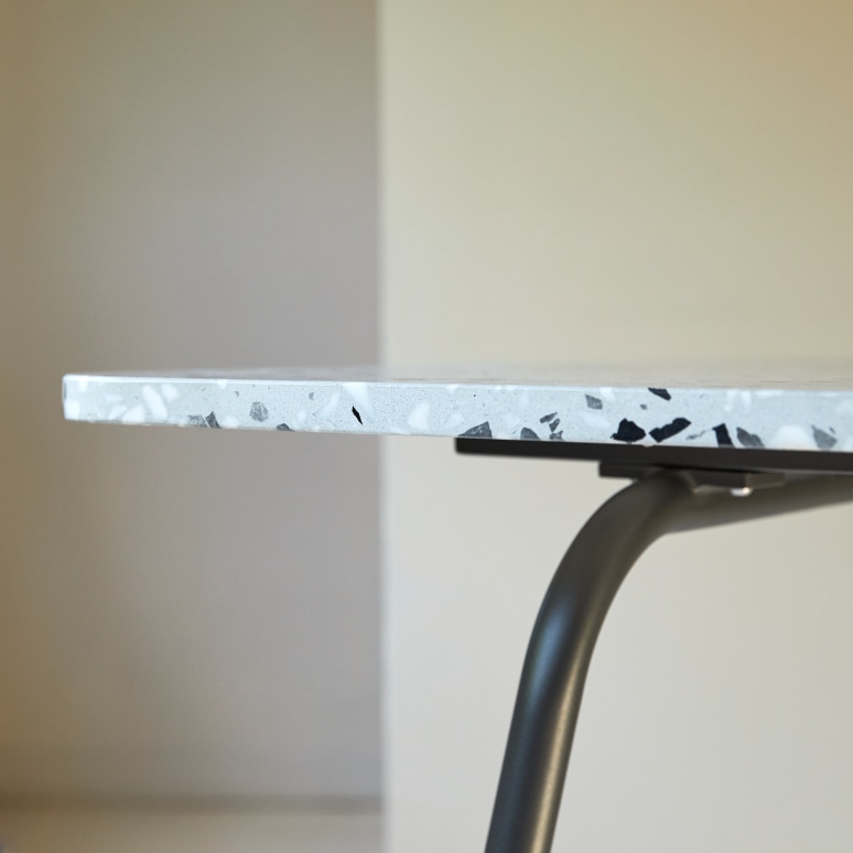 Elio - Tavolo rettangolare in battuto di terrazzo premium e metallo grey, 4-6 persone