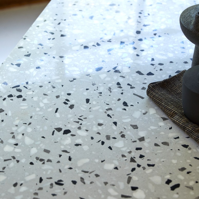 Elio - Tavolo rettangolare in battuto di terrazzo premium e metallo grey, 4-6 persone