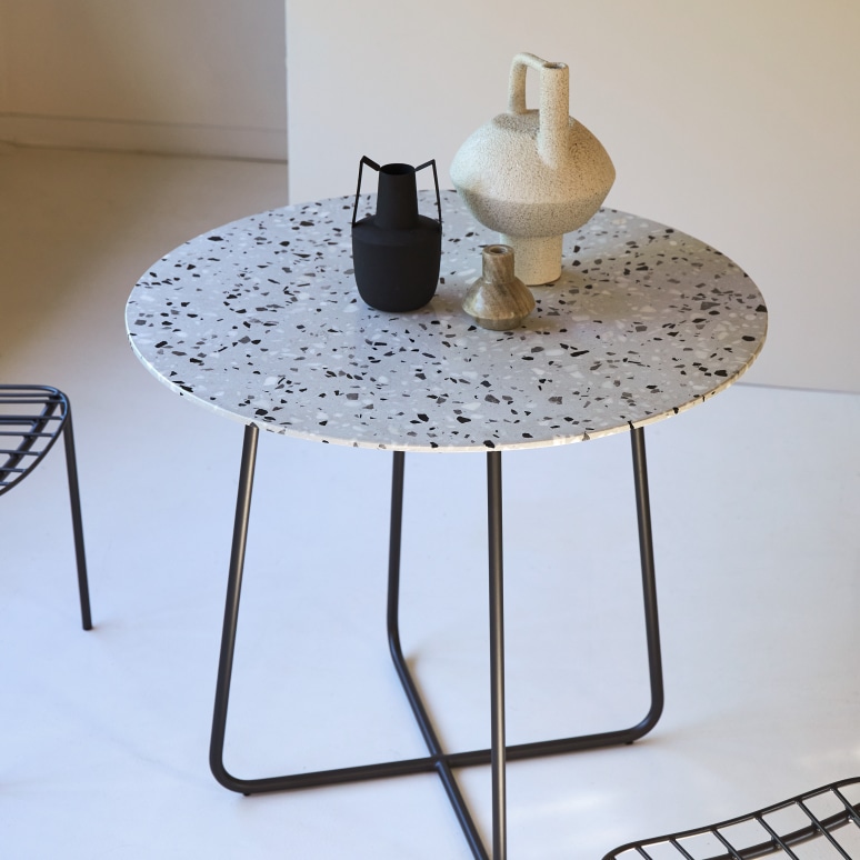 Elio - Round table in premium terrazzo and grey metal, seats 4