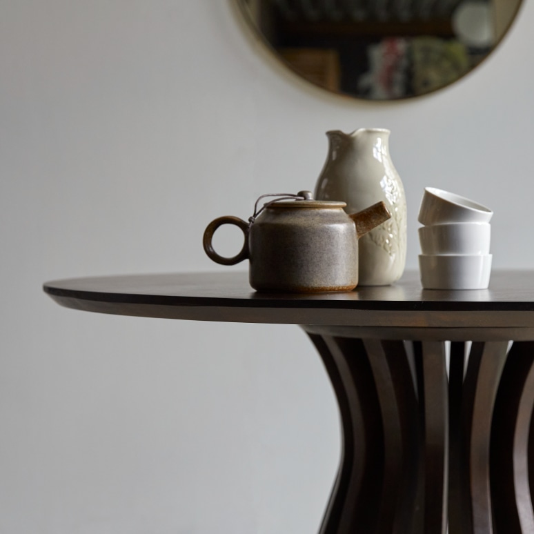 Greco - Round solid mango wood and metal table, seats 5 people.