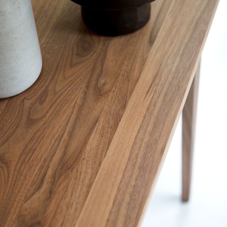 Esmée - Bijzettafel van massief notenhout