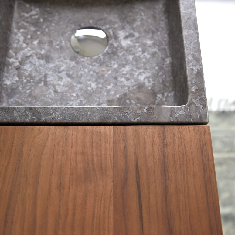 Line - Badezimmerschrank aus Nussbaum massiv und Marmor 85 cm