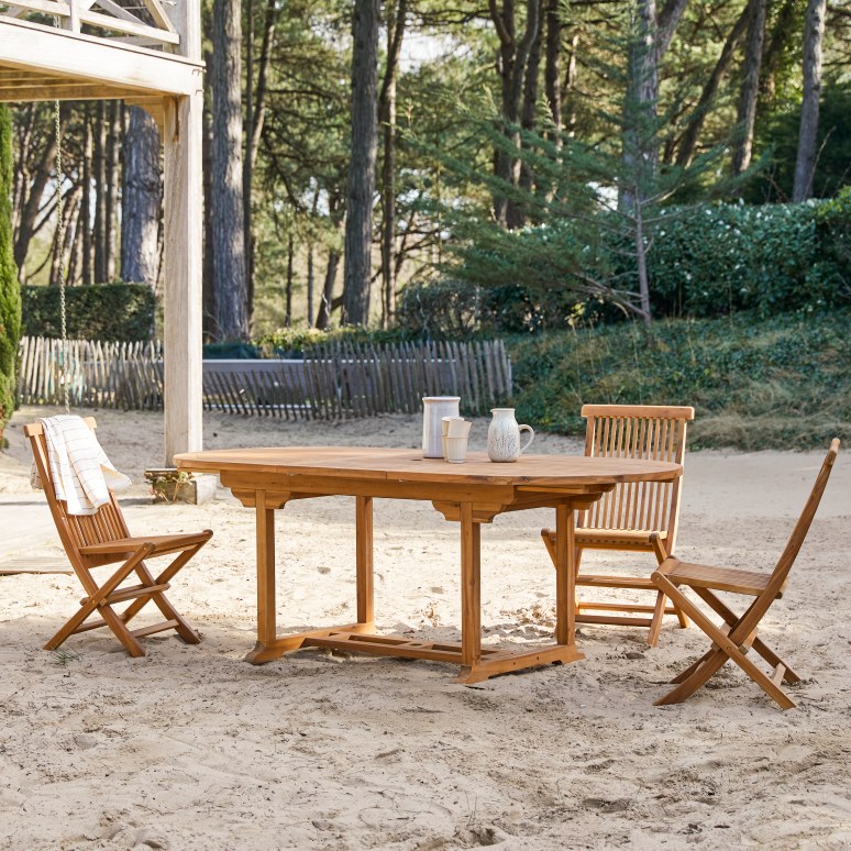 Capri - Oval solid acacia garden table with extension, seats 6-8 people.