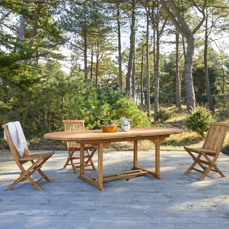 Capri - Oval solid acacia extending garden table