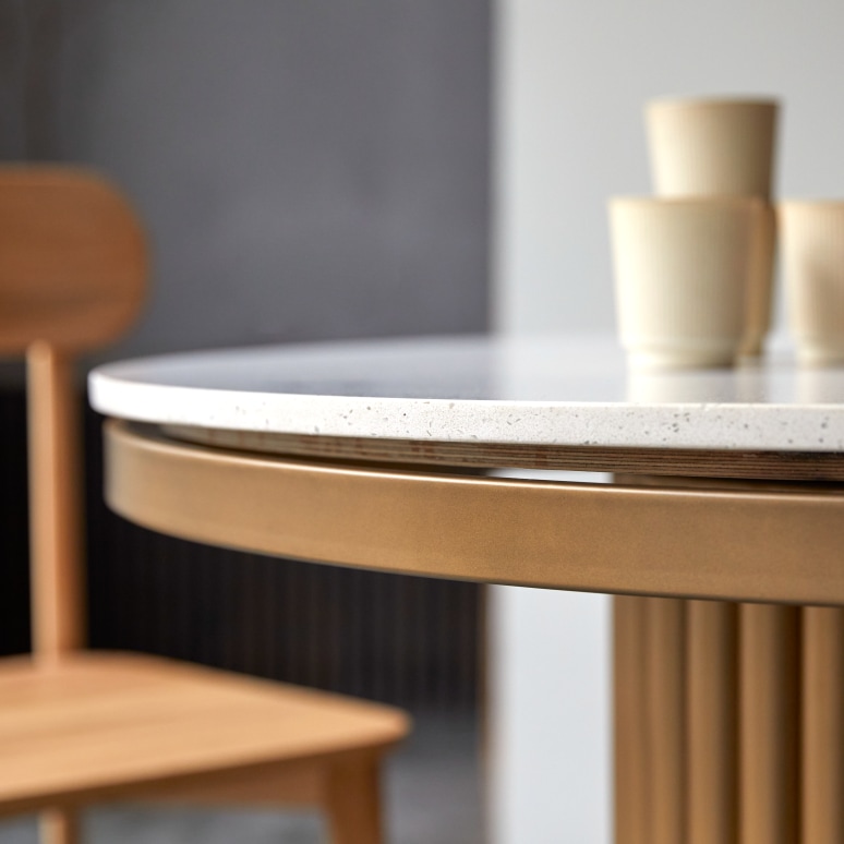 Isaure - Table ronde en métal et terrazzo 4-6 pers.