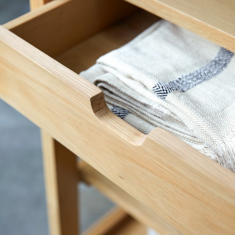 Adel - Geschirrschrank aus massiver Eiche