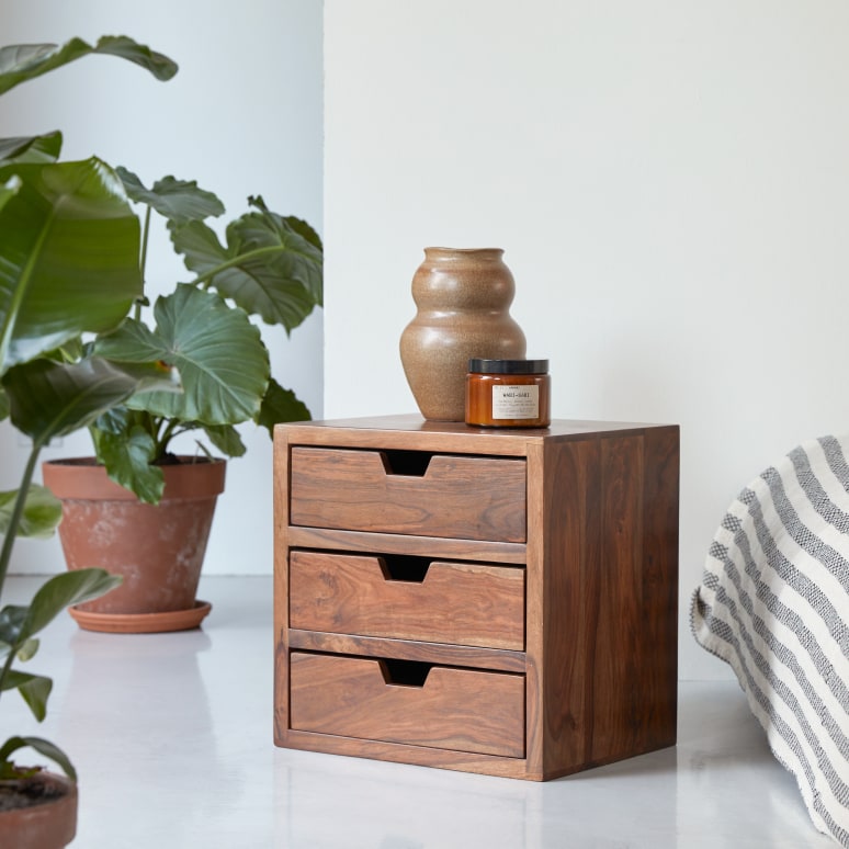 Kwarto - Solid sheesham three-drawer bedside table