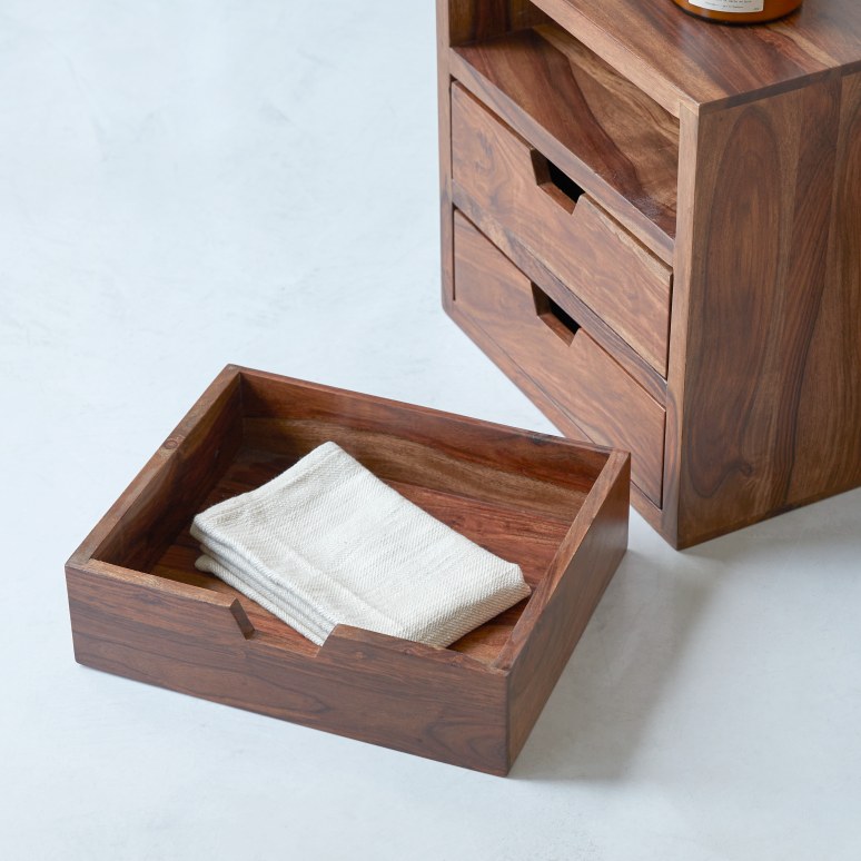 Kwarto - Solid sheesham three-drawer bedside table