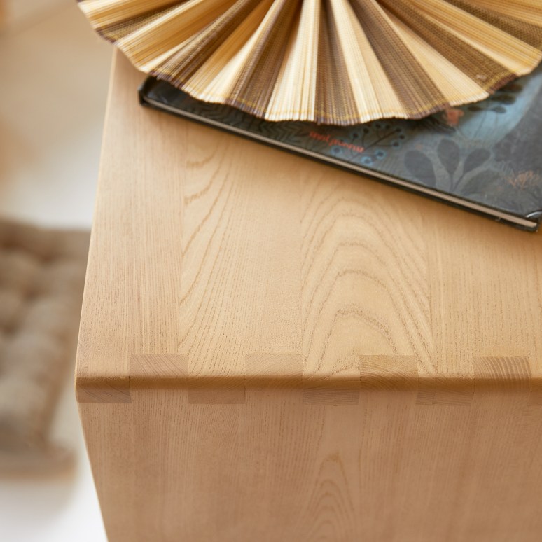 Luis - Lage boekenkast van massief iepenhout en vlechtwerk