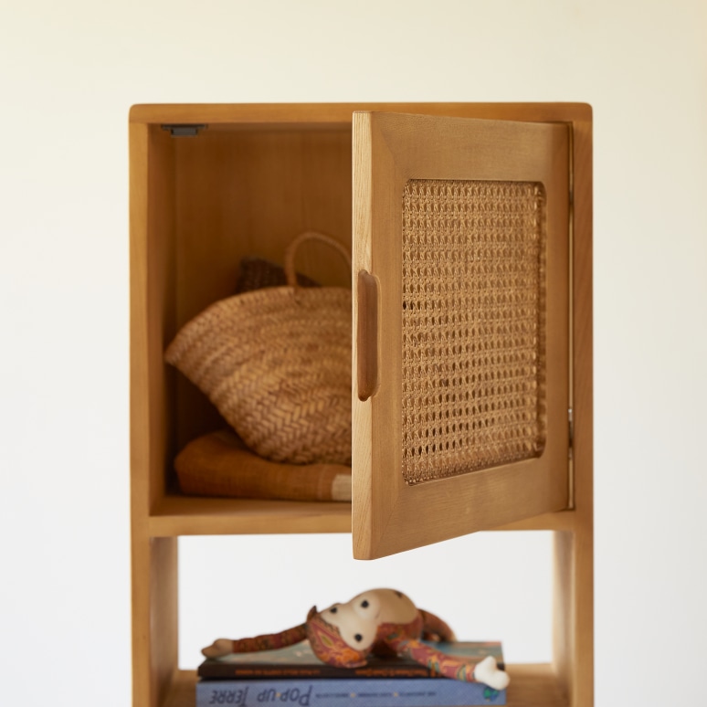 Luis - Hoher Kinder-Bücherschrank aus Ulme und Rattangeflecht