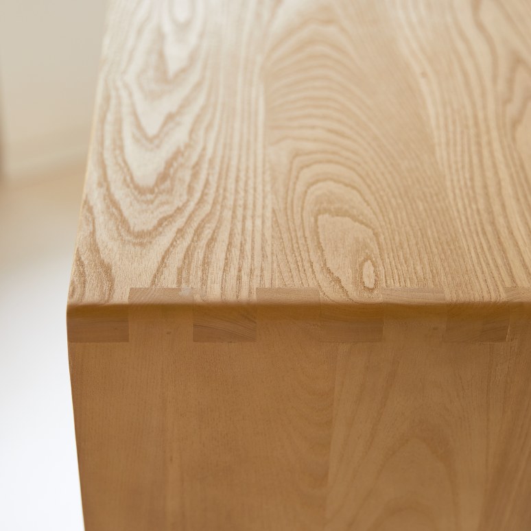 Luis - Hoge kinderboekenkast van iepenhout en vlechtwerk