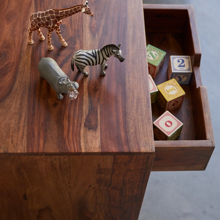 Kwarto - Children’s bedside table in solid sheesham wood with 3 drawers