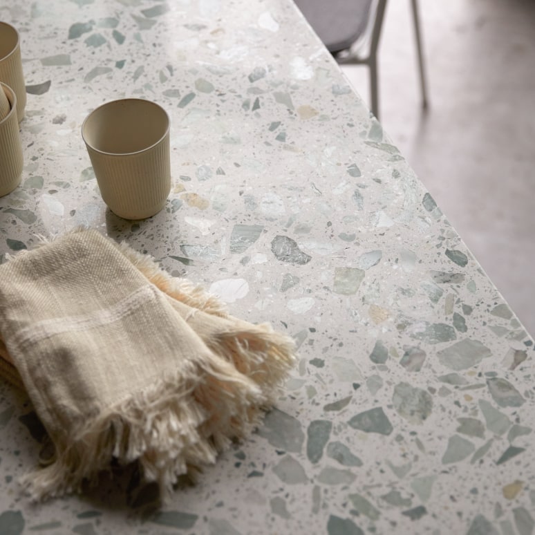 Elio - Rechthoekige tafel van groen premium terrazzo en metaal voor 4/6 personen